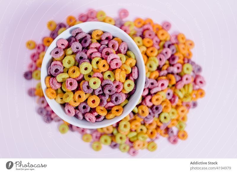 Maisringe in einer Schüssel auf dem Tisch Müsli Ring Frühstück Schalen & Schüsseln Gesundheit Lebensmittel Haufen Streuung Ernährung frisch Morgen Speise