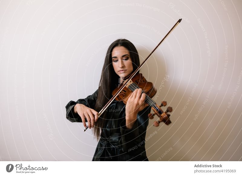 Musiker spielt Geige während einer Probe im Studio Frau Künstler Instrument ernst Melodie Fähigkeit Kunst instrumentell klassisch üben Geiger Spieler Fokus