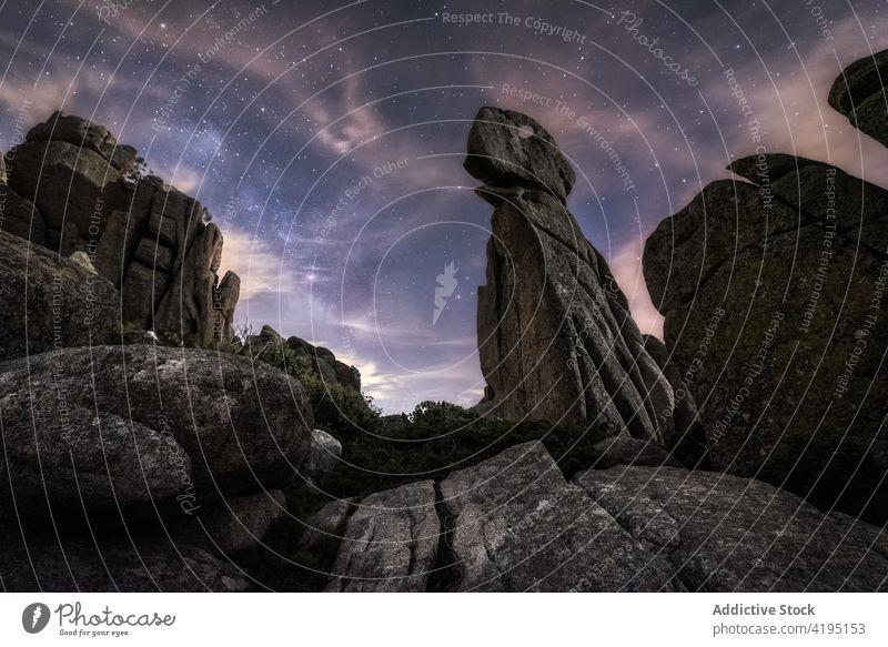 Große Felsen in sternenklarer Nacht Natur Himmel Milchstrasse Stern Pflanze Sommer Abenteuer Landschaft Stein dunkel Reise Berge u. Gebirge malerisch Klippe