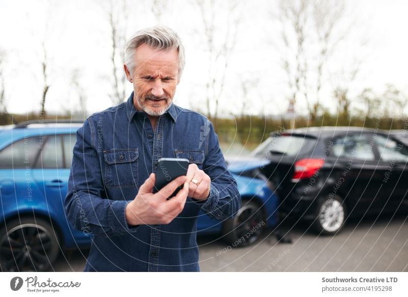 Senior männlichen Fahrer ruft Auto Breakdown Recovery Company auf Handy nach Verkehrsunfall Senioren Mann PKW Unfall Schiffswrack Absturz Versicherung Anspruch