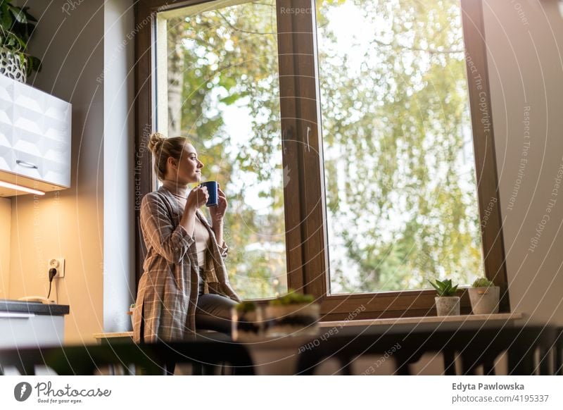 Lächelnde Geschäftsfrau mit Kaffeepause in der Büroküche Frau Mädchen Menschen Unternehmer Business gelungen Erfolg professionell jung Erwachsener Lifestyle