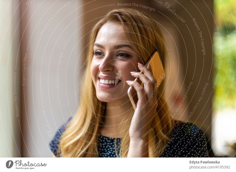 Junge Geschäftsfrau mit Mobiltelefon in ihrem Büro Frau Mädchen Menschen Unternehmer Business gelungen Erfolg professionell jung Erwachsener Lifestyle