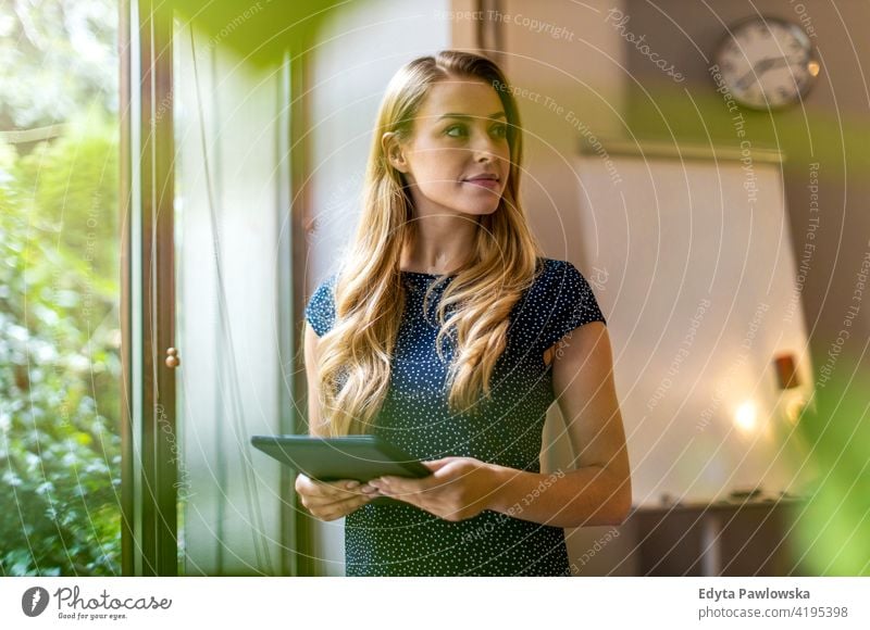 Junge Geschäftsfrau mit digitalem Tablet in ihrem Büro Frau Mädchen Menschen Unternehmer Business gelungen Erfolg professionell jung Erwachsener Lifestyle