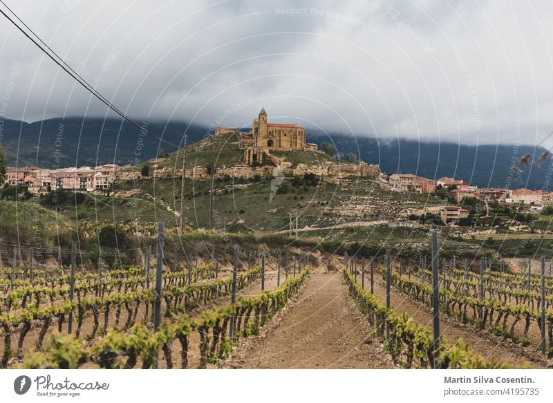 Landschaftsansicht der Weinberge von der Burg von San Vicente de la Sonsierra in La Rioja, Spanien. Ackerbau antik Hintergrund schön blau briones Gebäude