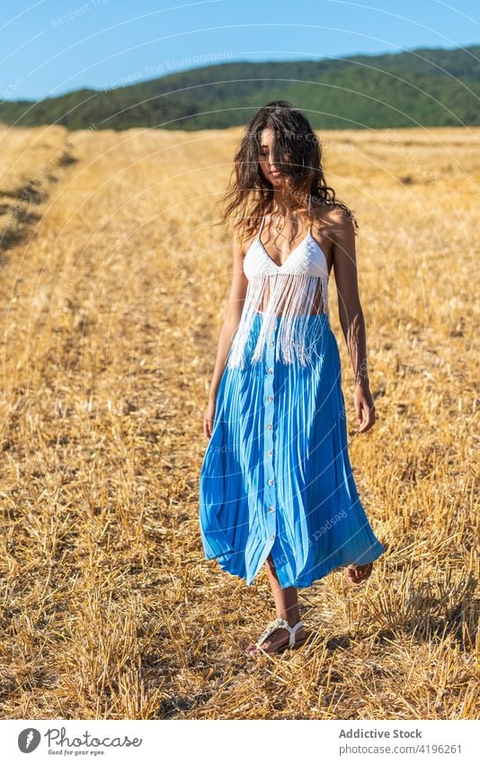 Sorglose Frau im Feld im Sommer trocknen Landschaft sorgenfrei Gelassenheit schlank Anmut sonnig Harmonie friedlich Quaste Wiese Natur idyllisch Stil getrocknet