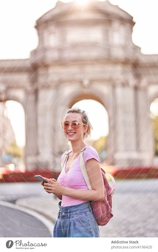 Reisende Teenagerin, die auf ihrem Smartphone die Richtung überprüft Frau prüfen benutzend erkunden Suche reisen Regie Örtlichkeit navigieren Telefon Anschluss