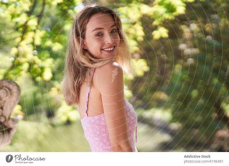 Positive Teenagerin im grünen Park Frau genießen positiv heiter Optimist sorgenfrei Freude Individualität Baum Lächeln charmant Sommerzeit Jugendlicher froh