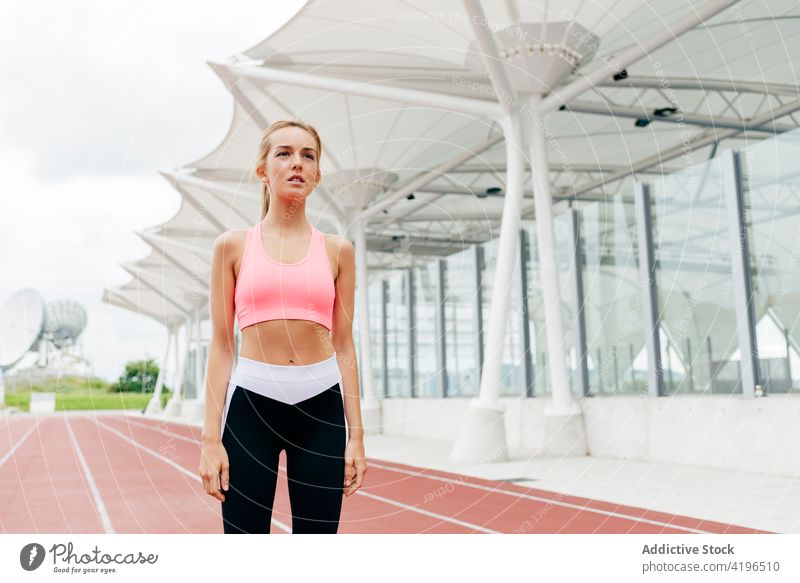 Blonde Sportlerin beim Ausruhen auf der Strecke blond Großstadt laufen rennen Übung Lifestyle Gesundheit attraktiv Sportbekleidung Vorbereitung Athlet Frau