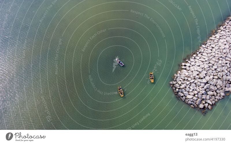 Boote machen Spaziergänge entlang der Meeresküste Aktivität allein Schönheit Windstille ruhiges Meer Kontemplation Tageslicht Öko Fischer Fischen Schwimmer grün