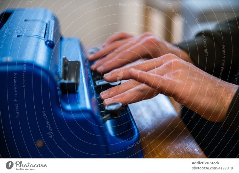 Blinder Mann tippt auf Schreibmaschine mit Braille-Code blind Presse System Punkt publizieren taktil Braille-Schrift Behinderung männlich Tippen Schriftsteller