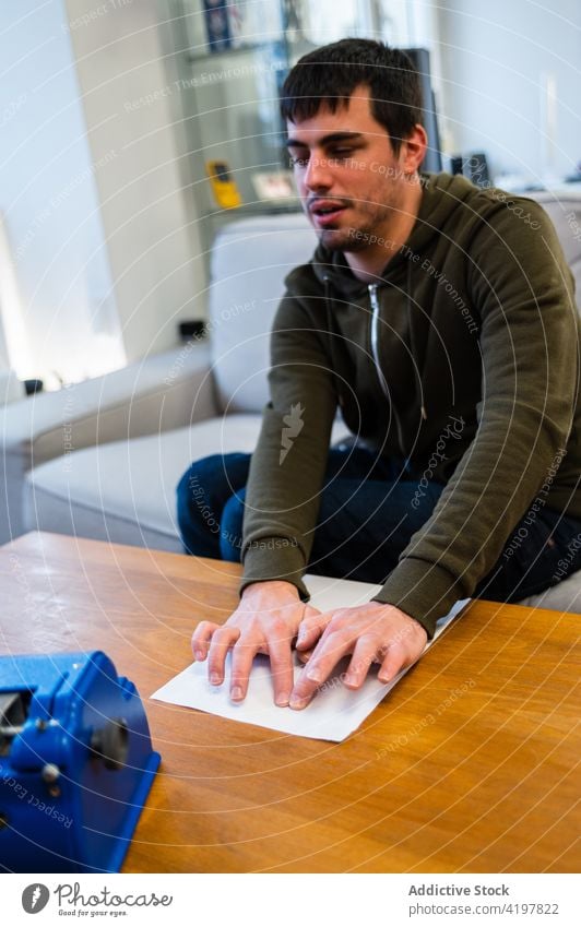 Blinder Mann liest Blindenschrift blind Buch Braille-Schrift Behinderte deaktiviert Blindheit Behinderung lesen visuell Sicht Bildung berühren Schule