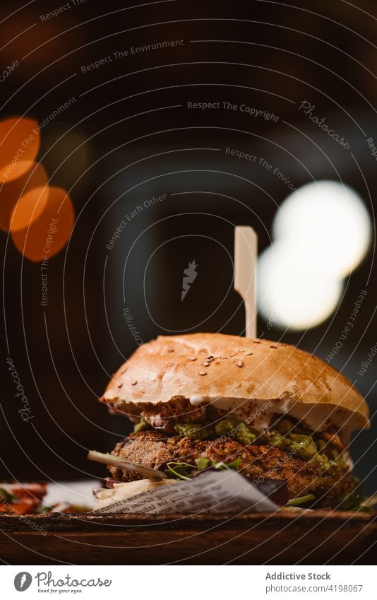 Leckerer veganer Hamburger und verschiedene Gemüsesorten auf einem Teller Burger Fastfood Vegetarier Abendessen Mittagessen Mahlzeit lecker Saucen gegrillt