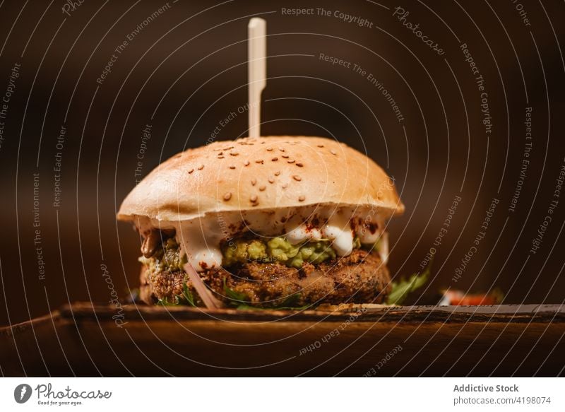 Leckerer veganer Hamburger und verschiedene Gemüsesorten auf einem Teller Burger Fastfood Vegetarier Abendessen Mittagessen Mahlzeit lecker Saucen gegrillt