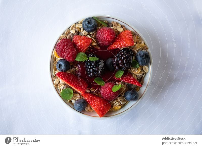 Leckeres Frühstück mit Müsli und Beeren in der Schale Schalen & Schüsseln Supernahrung Gesundheit Vitamin Mahlzeit frisch Minze Morgen Saucen gesunde Ernährung