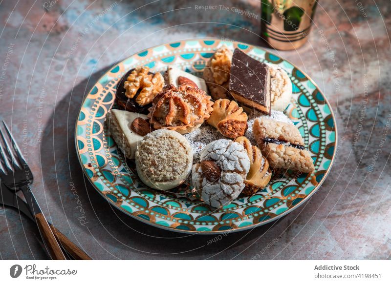 Traditionelle Süßigkeiten aus dem Nahen Osten mit Tee im Restaurant Baklava Biskuit gebacken süß Marokkanischer Pfefferminztee Messer Gabel Naher Osten anders