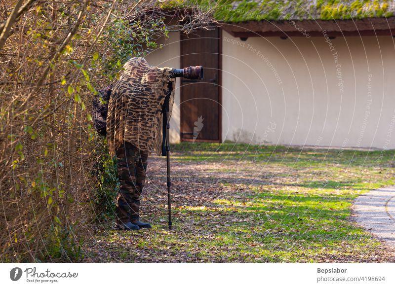 Vogelfotograf mit Tarnumhang Fotograf Natur Fotokamera Fotografie Fotografieren Mischung Vermengung Lagune von Marano marano Verheimlichung fotografisch Gerät