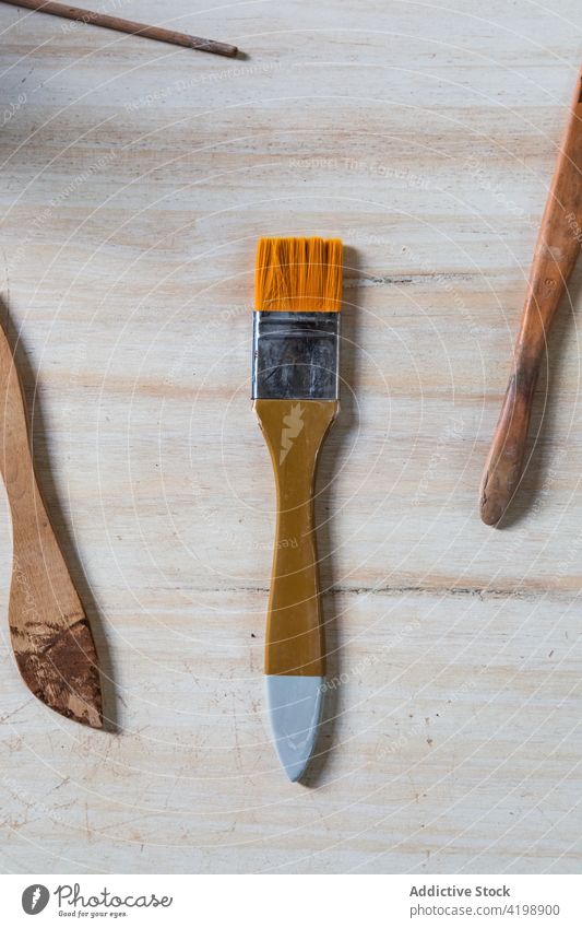 Pinselset in der Werkstatt Bürste Kunst handgefertigt Handwerk Basteln Werkzeug Arbeit Talent Pinselblume Fähigkeit hölzern Tisch Farbe dekorieren Kunstwerk