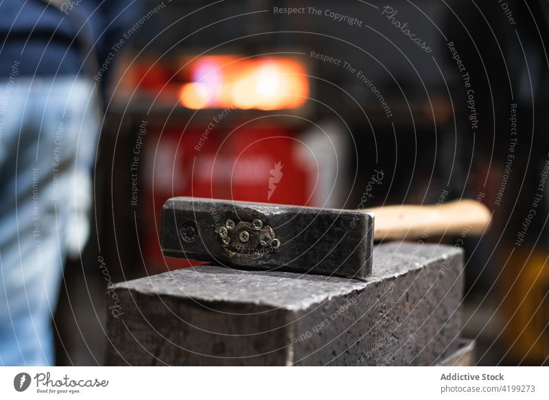 Hammer auf der Werkbank in der Schmiedewerkstatt schmieden Stahl Instrument schwer Werkstatt Hobelbank Hufschmied Handwerkskunst Metallbearbeitung Job schäbig