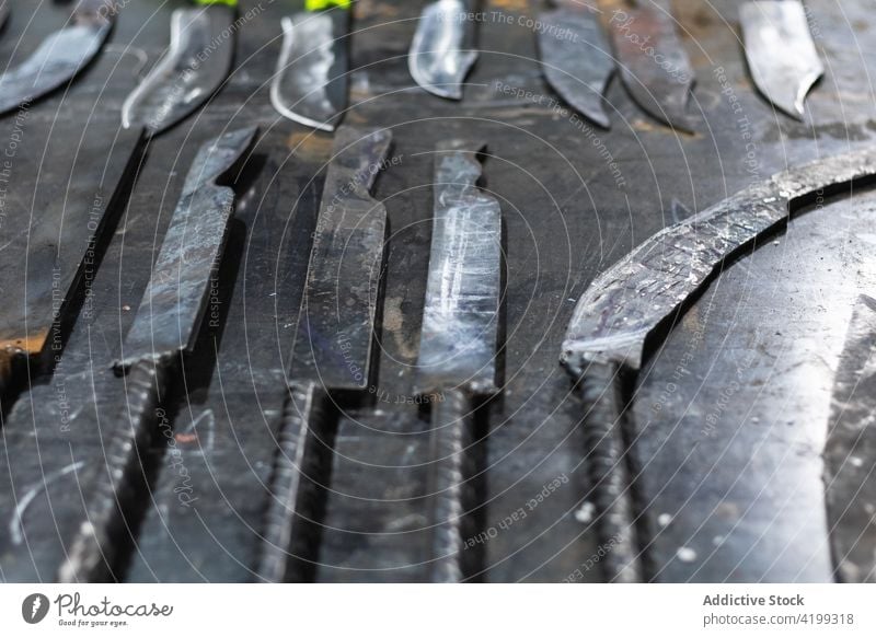 Verschiedene scharfe Metallwerkzeuge an der Werkbank Hobelbank Instrument bügeln Werkstatt Werkzeug Messer Reihe verschiedene Metallbearbeitung Stahl