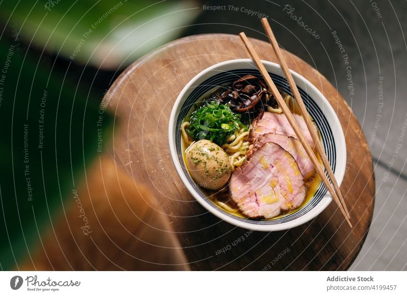 Ramen in Schüssel mit Stäbchen auf Tisch Suppe Schalen & Schüsseln Speise Essstäbchen Tradition Orientalisch Mahlzeit japanische Küche lecker geschmackvoll