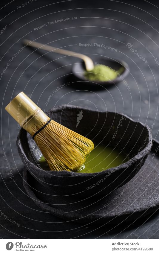 Schale mit aromatischem Matcha-Tee mit Chasen chasen Schneebesen Schalen & Schüsseln Orientalisch Teetrinken Kultur brauen Festakt Aroma natürlich national