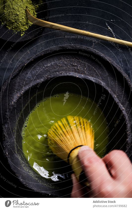 Schale mit aromatischem Matcha-Tee mit Chasen chasen Schneebesen Schalen & Schüsseln Orientalisch Teetrinken Kultur brauen Festakt Aroma natürlich national