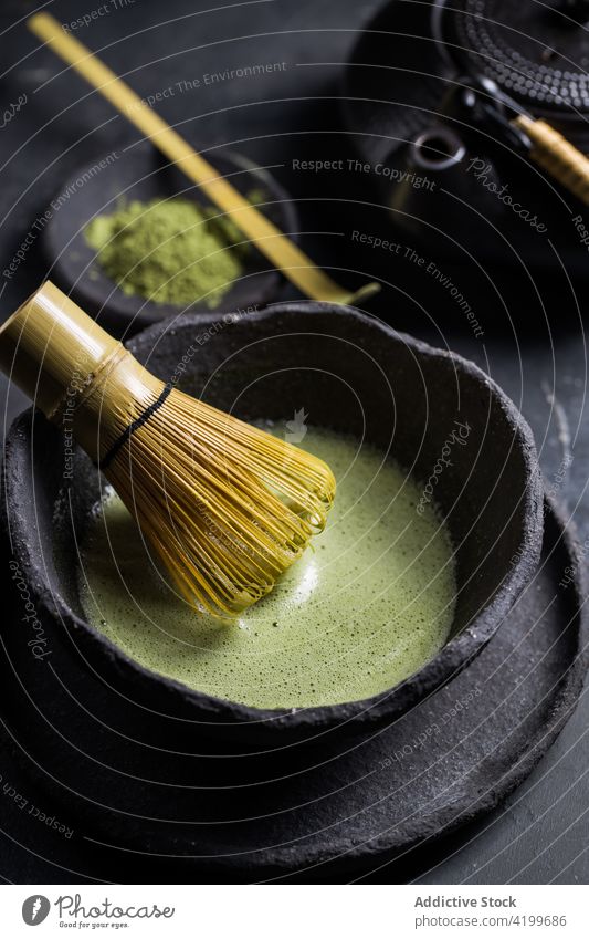 Schale mit aromatischem Matcha-Tee mit Chasen chasen Schneebesen Schalen & Schüsseln Orientalisch Teetrinken Kultur brauen Festakt Aroma natürlich national