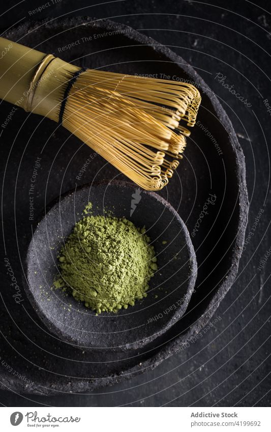 Bambus-Teebesen mit Matcha-Pulver auf Steintellern Schneebesen Aroma Gewürz natürlich Festakt Kultur Kräuterbuch aromatisch trinken Haufen getrocknet chasen