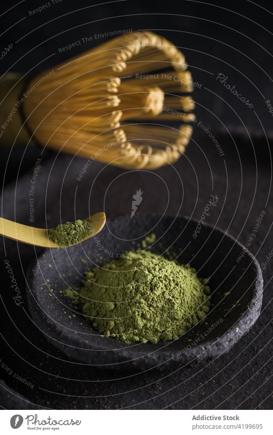 Teller mit aromatischem Matcha und Teebesen Pulver getrocknet Stein Löffel Teetrinken Schneebesen Geschmack natürlich Orientalisch Östlich Kräuterbuch Osten