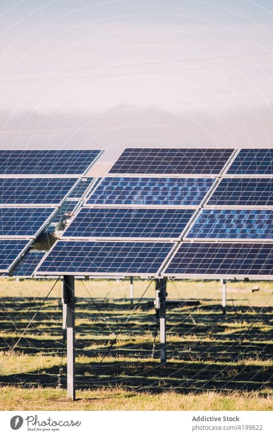 Sonnenkollektoren vor bewölktem Himmel solar Paneele Kraft Station reflektierend Photovoltaik wolkenlos sonnig Feld Zellen tagsüber Energie Elektrizität