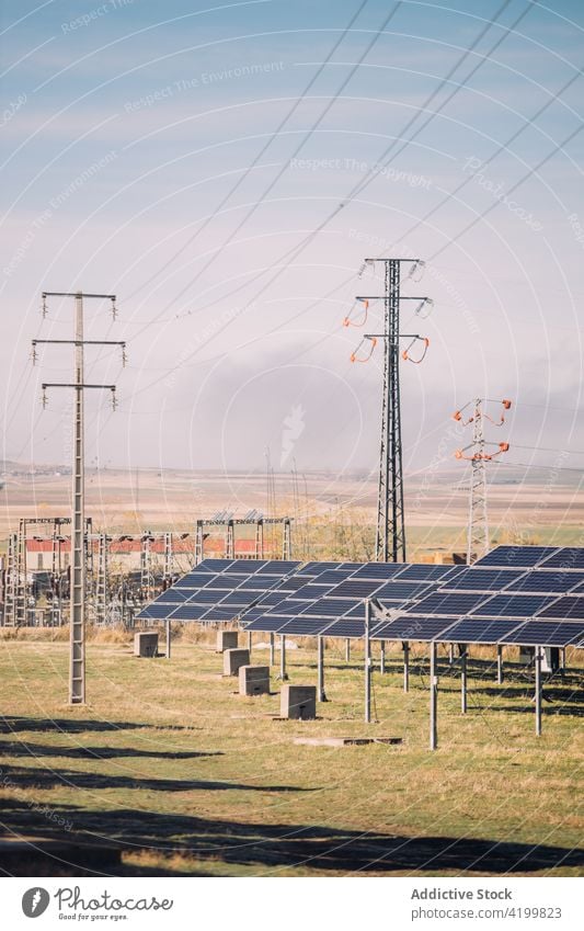 Sonnenkollektoren vor bewölktem Himmel solar Paneele Kraft Station reflektierend Photovoltaik wolkenlos sonnig Feld Zellen tagsüber Energie Elektrizität