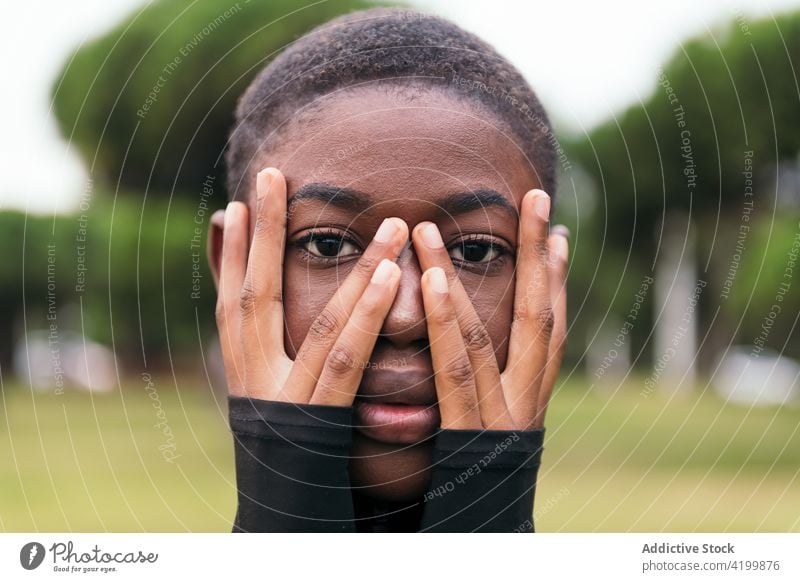 Sanfte schwarze Frau berührt Gesicht im Stadtpark Deckblatt sanft Angebot romantisch feminin herzlich Park Porträt Afroamerikaner ethnisch Gesicht berühren