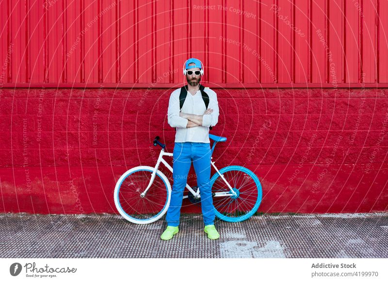 Mann steht mit Fahrrad auf der Straße Reiter Radfahrer Stil trendy Großstadt männlich maskulin Hobby modern lässig urban Stadt Sommer Aktivität Hipster ruhen