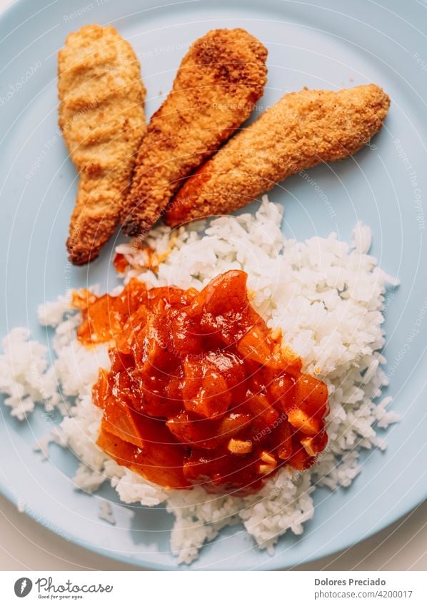 Gericht bestehend aus Hähnchenstreifen mit Reis und Tomatensoße traditionell Draufsicht geschmackvoll Bohnenkraut Gemüse gebratenes Huhn Rezept Kartoffeln Ofen