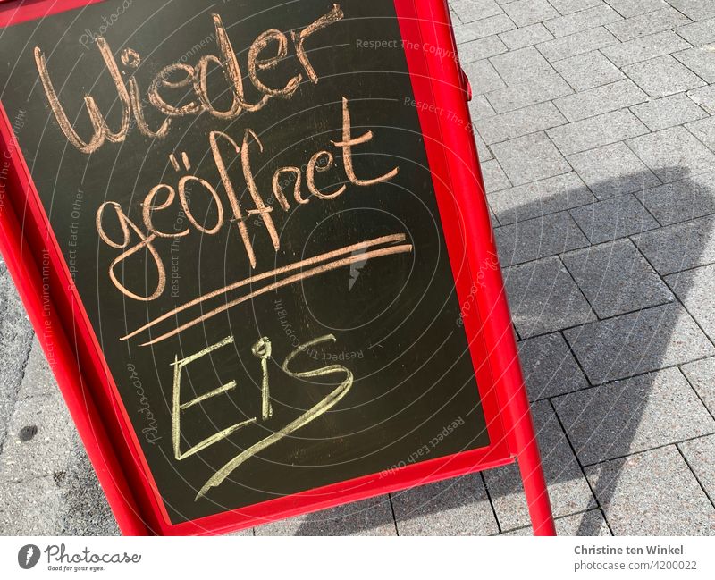 Aufsteller  vor einer Eisdiele mit der handgeschriebenen Aufschrift  " Wieder geöffnet / Eis " Speiseeis wieder geöffnet Schrift Schilder & Markierungen