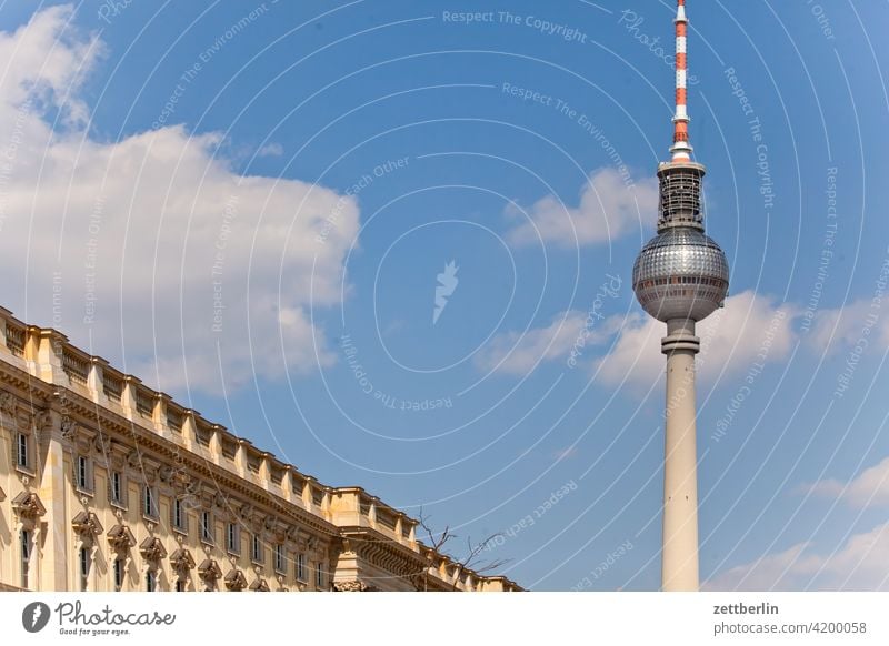 Fernsehturm und etwas Hohenzollernschloß alex alexanderplatz architektur berlin city deutschland fernsehturm froschperspektive funk- und ukw-turm hauptstadt