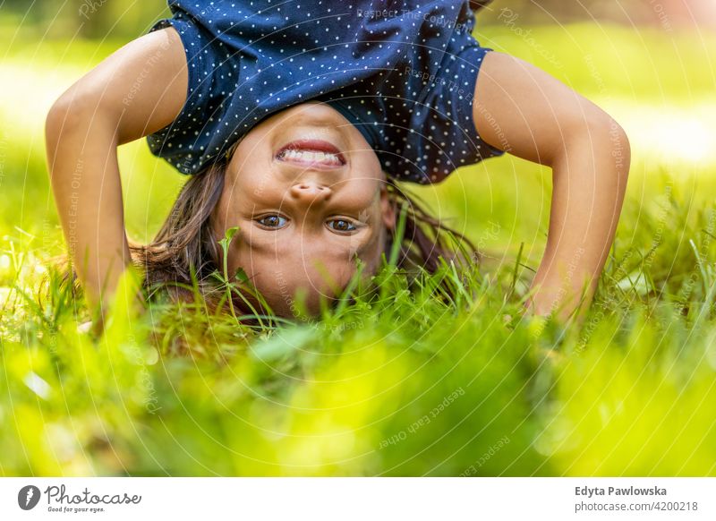 Kind macht Handstand im Park Menschen Mädchen kleines Mädchen Kinder Kindheit im Freien lässig niedlich schön Porträt Lifestyle elementar Freizeit Vorschule