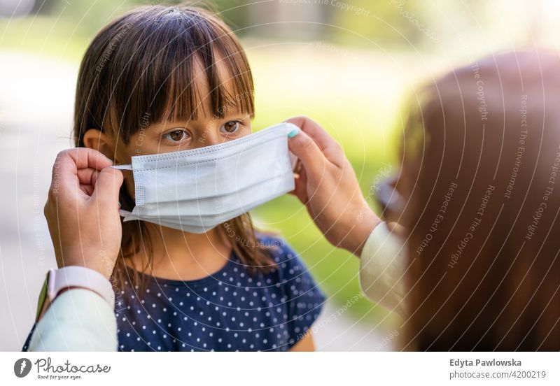 Kleines Mädchen mit Anti-Virus-Maske geht zur Schule Menschen Kind kleines Mädchen Kinder Kindheit im Freien lässig niedlich schön Porträt Lifestyle elementar