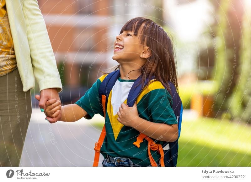 Mutter bringt ihre Tochter zur Schule Menschen Kind Mädchen kleines Mädchen Kinder Kindheit im Freien lässig niedlich schön Porträt Lifestyle elementar Freizeit