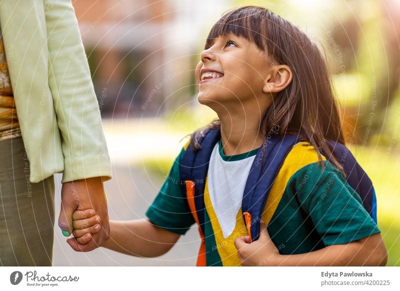 Mutter bringt ihre Tochter zur Schule Menschen Kind Mädchen kleines Mädchen Kinder Kindheit im Freien lässig niedlich schön Porträt Lifestyle elementar Freizeit