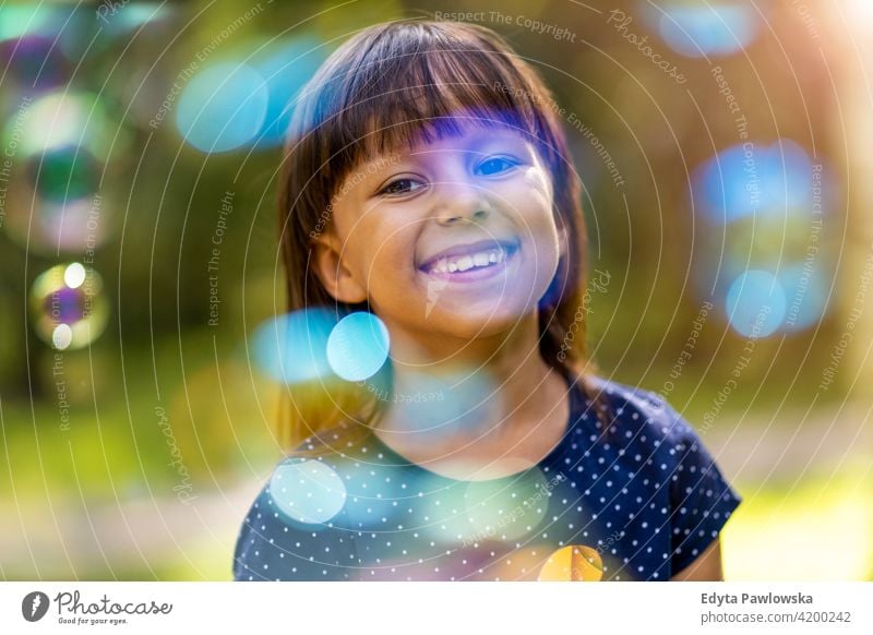 Mädchen spielt mit Seifenblasen im Freien Menschen Kind kleines Mädchen Kinder Kindheit lässig niedlich schön Porträt Lifestyle elementar Freizeit Vorschule