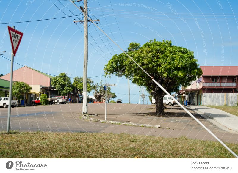 Kreuzung Douglas Street / Blackall Street Thursday Island Australien Umwelt Hauptstraße Strommast Idylle authentisch Verkehrswege Straße Baum exotisch