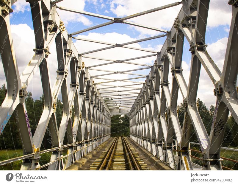 stählerne Fachwerkbrücke im Sonnenlicht Brücke Architektur Himmel Wolken Eisenbahnstrecke Gleise Eisenbahnbrücke Verkehrswege lost places Denkmalschutz