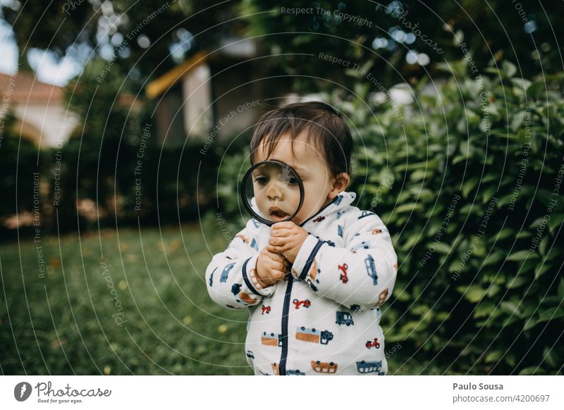 Kind spielt mit Lupe Kindheit 1-3 Jahre Kaukasier Spielen Leben Kindheitserinnerung Freizeit & Hobby Lifestyle Kleinkind Fröhlichkeit Freude Mensch Farbfoto