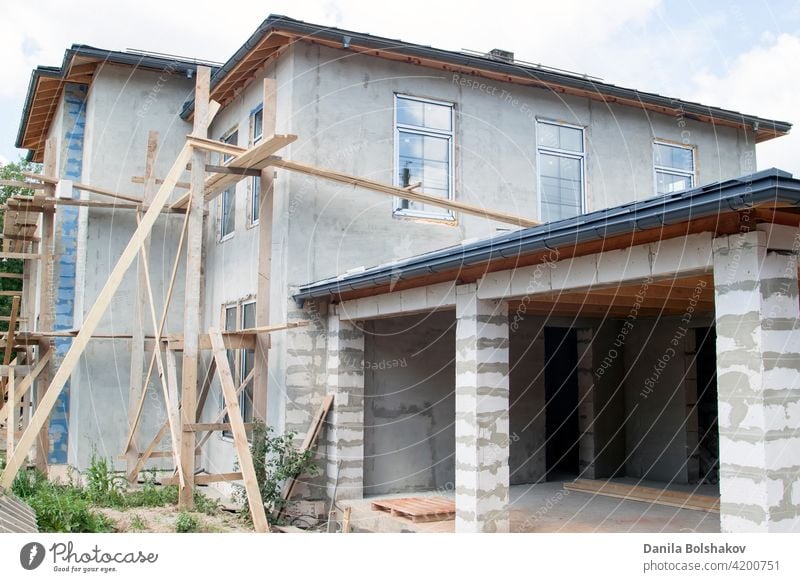 Fassade eines im Bau befindlichen Ferienhauses mit neu eingesetzten Fenstern Haus Konstruktion heimwärts Standort Baustein unten Verlängerung Architektur Arbeit