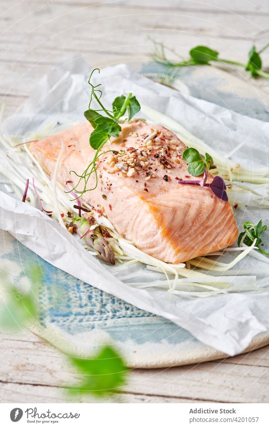 Leckeres Lachsfilet mit frischen grünen Kräutern und Gewürzen Fisch Filet Kraut Mittagessen Meeresfrüchte Speisekarte Mahlzeit lecker Protein Nährstoff Erbse