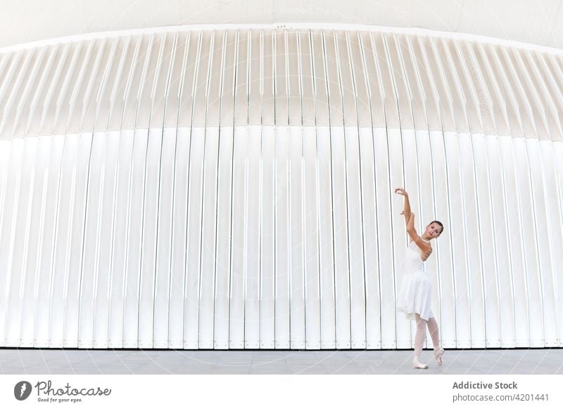 Professionelle Ballerina tanzt auf der Straße Tanzen klassisch Kunst Choreographie Bein angehoben Anmut Übung Frau Arm angehoben Tänzer Balletttänzer feminin