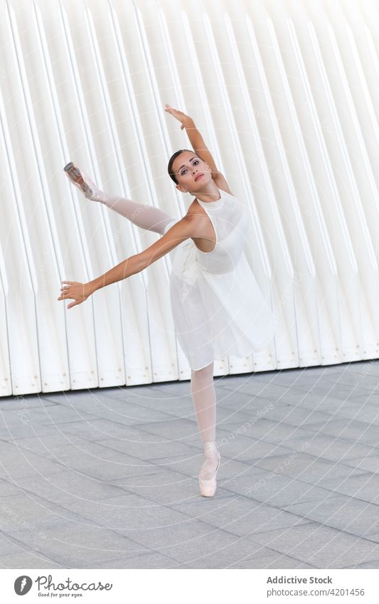 Professionelle Ballerina tanzt auf der Straße Tanzen klassisch Kunst Choreographie Bein angehoben Anmut Übung Frau Arm angehoben Tänzer Balletttänzer feminin