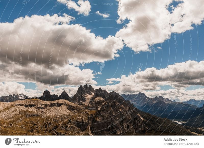 Bergkamm unter blauem Wolkenhimmel Berge u. Gebirge Cloud Felsen Gipfel Himmel Landschaft Ambitus rau Kamm Hochland Natur felsig Italien Dolomiten Alpen alpin