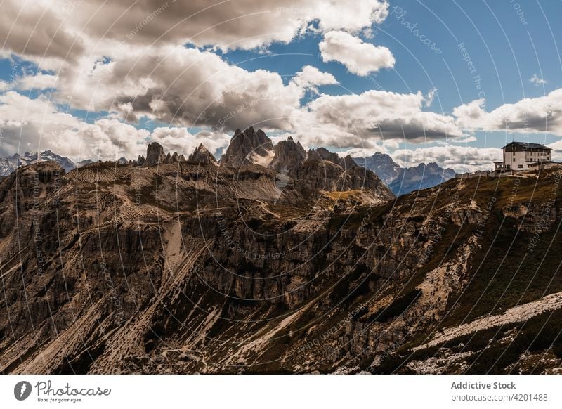 Bergkamm unter blauem Wolkenhimmel Berge u. Gebirge Cloud Felsen Gipfel Himmel Landschaft Ambitus rau Kamm Hochland Natur felsig Italien Dolomiten Alpen alpin